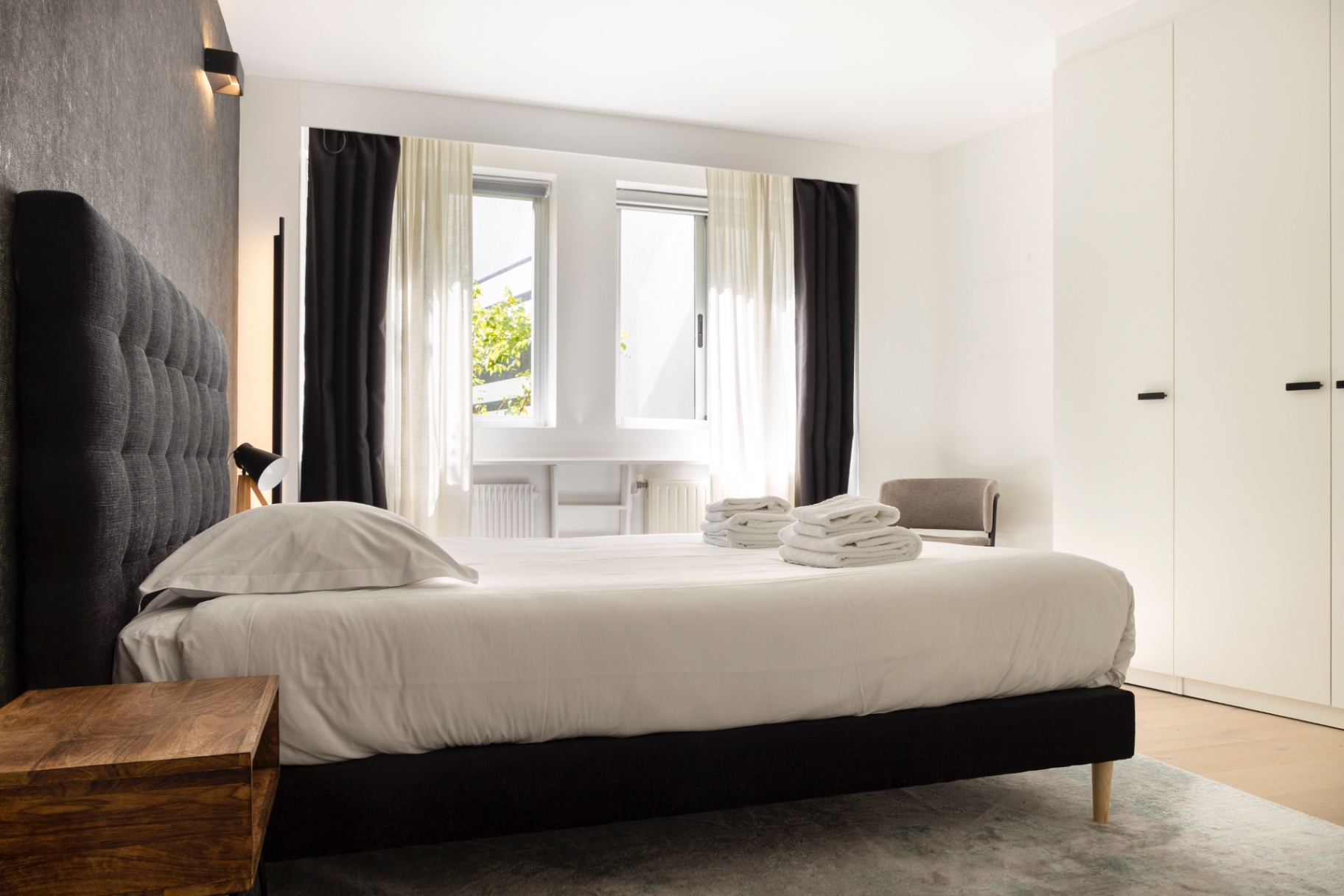 Chambre lumineuse avec grandes fenêtres