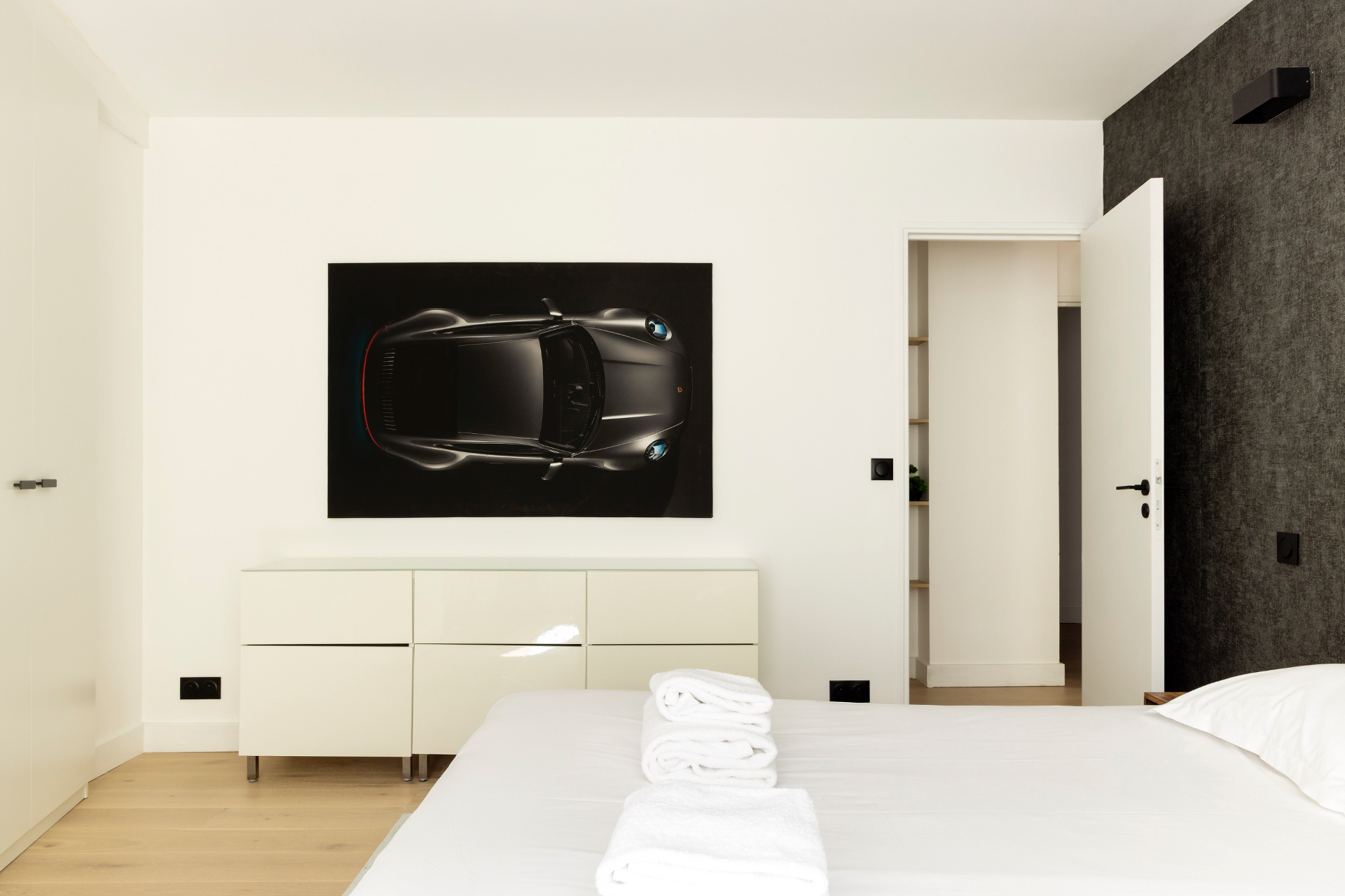 Chambre avec œuvre murale