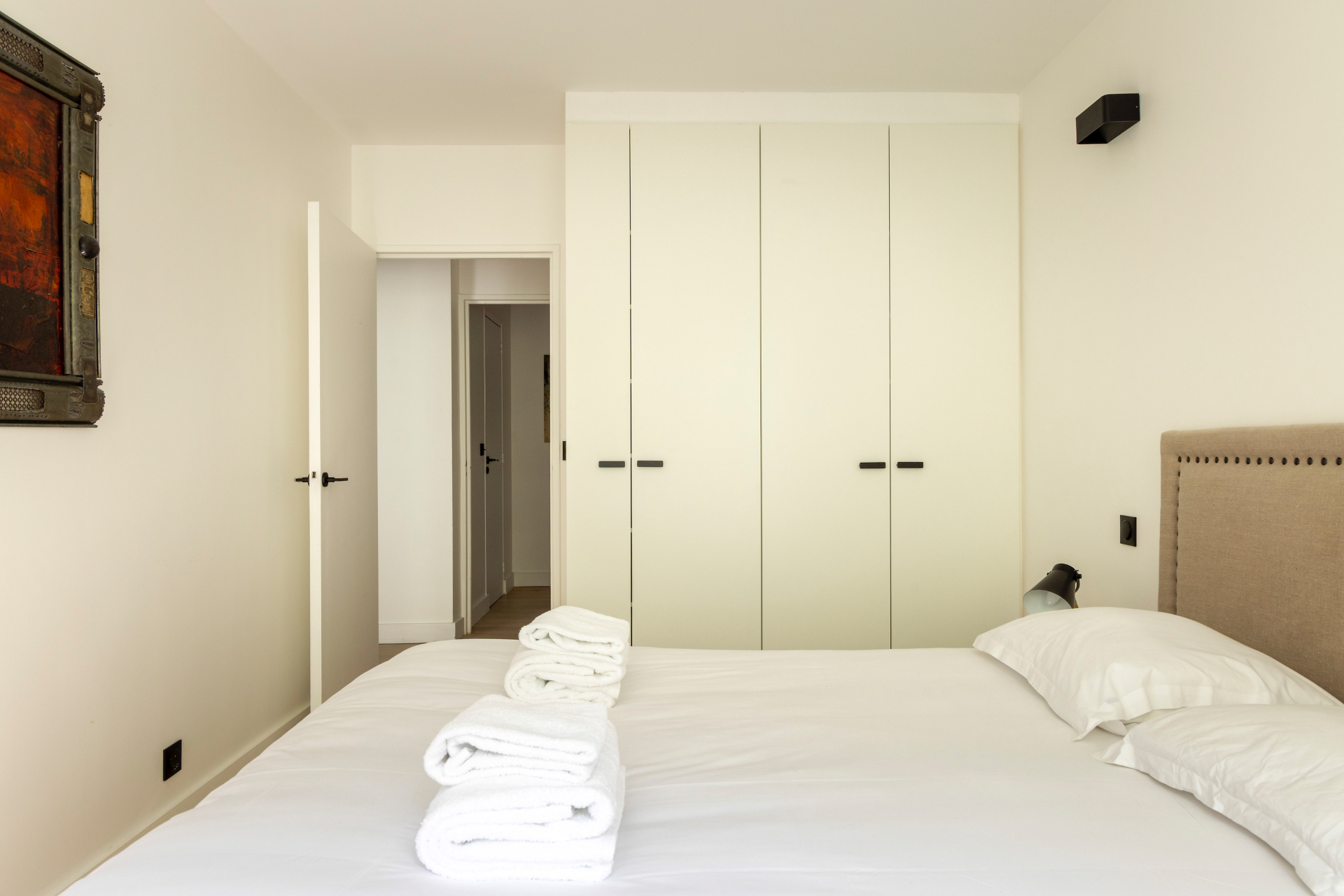 Chambre avec rangements